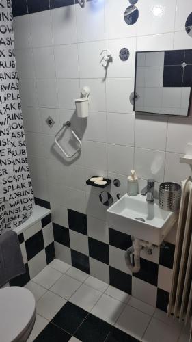 アスプロヴァルタにあるKosta's Houseの洗面台とトイレ付きのバスルーム