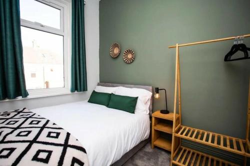 1 dormitorio con cama y ventana en West Beck House - Newcastle 5, en North Shields