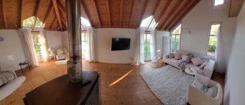 sala de estar con sofá y TV en lichtdurchflutetes Architektenhaus en Balingen