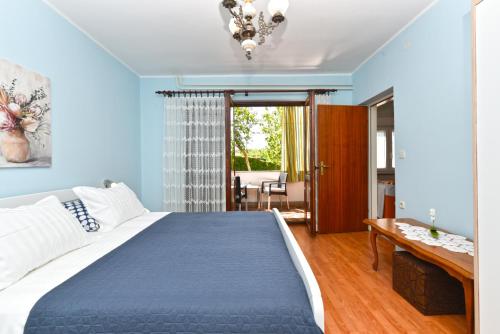 um quarto com uma cama grande e uma sala de jantar em Apartments Nevina 1230 em Pula