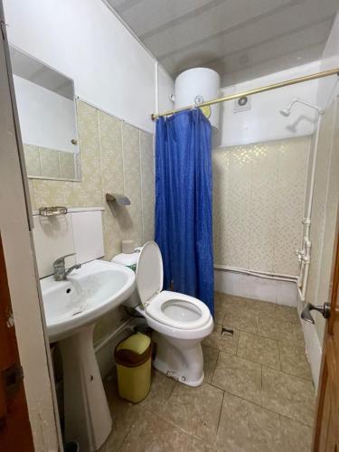 łazienka z toaletą i umywalką w obiekcie Sohil boyi w mieście Fergana