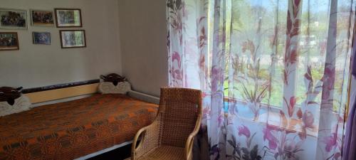 Schlafzimmer mit einem Bett und einem Fenster in der Unterkunft Sweet Home in Koknese