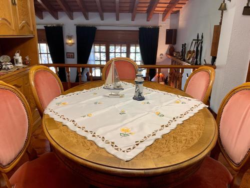 een eettafel met een witte tafellaken erop bij Valde Housing Cala Canyelles House in Lloret de Mar