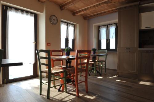 cocina y comedor con mesa y sillas en Affittacamere Belvedere en Sordevolo
