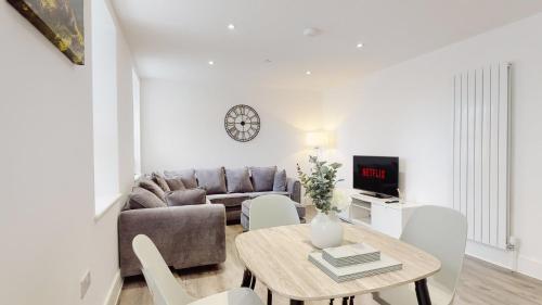 sala de estar con sofá y mesa en Spacious three bedroom apartment with Valley views en Abertillery