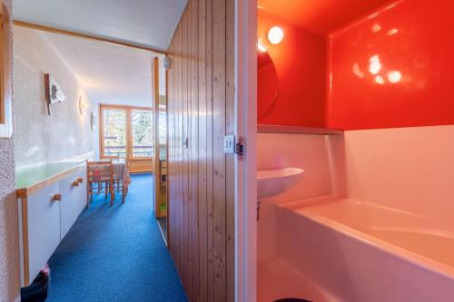 une salle de bain avec un lavabo et une baignoire dans l'établissement Studio Lauzieres 10 Arc, à Bourg-Saint-Maurice