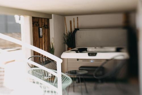- une cuisine avec un comptoir et des chaises dans la chambre dans l'établissement La Belle Vallée - Gîte de charme - SPA - Pétanque, à Ormersviller