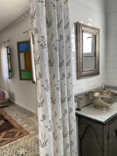 bagno con lavandino e specchio di Zoco Riad a Tangeri