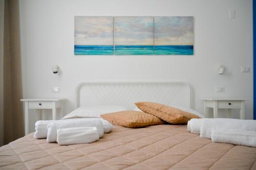 ein Schlafzimmer mit 2 Betten und einem Wandgemälde in der Unterkunft Appartamento Dreaming Avola in Avola