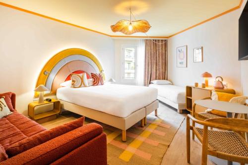 une chambre d'hôtel avec deux lits et un canapé dans l'établissement Nice Pam Hotel Fully Renovated, à Nice