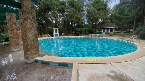 Bazén v ubytování Fun Villa in Crosswinds Tagaytay nebo v jeho okolí
