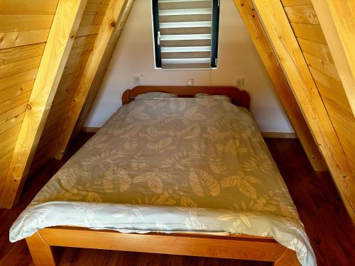 - un petit lit dans une chambre avec fenêtre dans l'établissement Lacky, à Vlašić