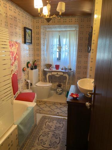 y baño con aseo y lavamanos. en Casa Solarenga, en Bombarral