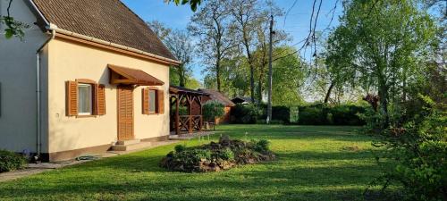 ein Haus mit einem Rasenplatz neben einem Gebäude in der Unterkunft Villa Jare I in Nyíregyháza