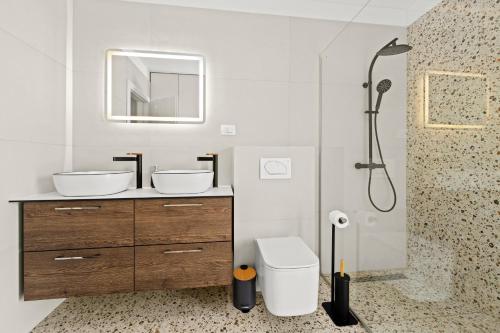 ein Bad mit 2 Waschbecken und einer Dusche in der Unterkunft Villa Rok in beautiful olive oasis, 2BD, pool, WIFI in Puntera