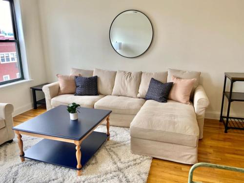 uma sala de estar com um sofá e uma mesa em 125-2 Bedroom Spacious Apartment in Hoboken em Hoboken