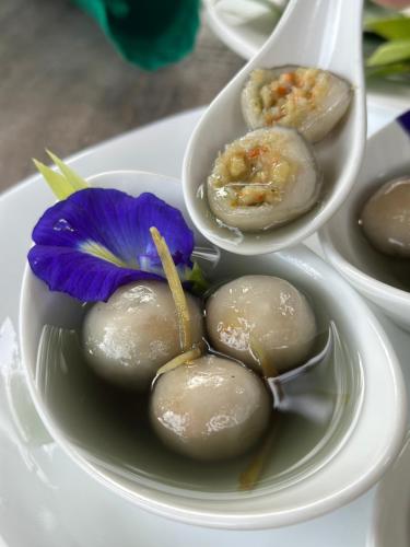 a plate of oysters with a purple flower on it at FARMSTAY HOÀNG HÔN in Xóm Mũi