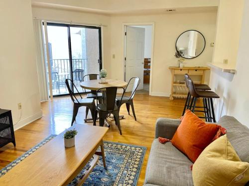 una sala de estar con un sofá y una mesa en 118-1 GB Internet Great Summer 2 Bed 2 Bath Stay, en Hoboken