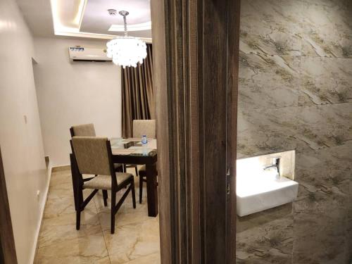 a dining room with a table and a sink at Le Masik Hotel in Ilora
