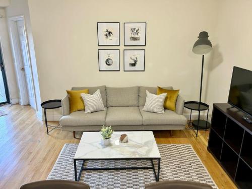 ein Wohnzimmer mit einem Sofa und einem Couchtisch in der Unterkunft 0123-Spacious Apartment in the Heart of Hoboken in Hoboken
