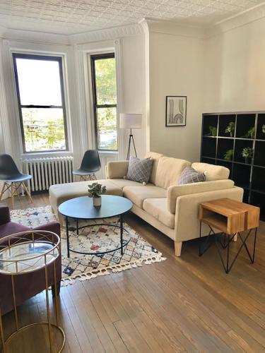 ein Wohnzimmer mit einem Sofa und einem Tisch in der Unterkunft 301-Two Bedroom Apartment in Hoboken in Hoboken