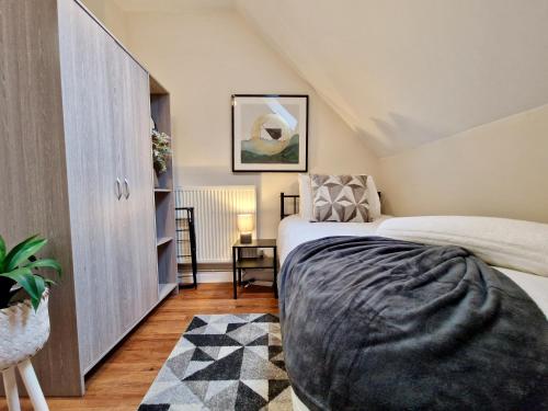 a bedroom with two beds and a rug at Chic Luxury Serviced Apartment next to City Centre with Free Parking - Contractors & Relocators in Coventry