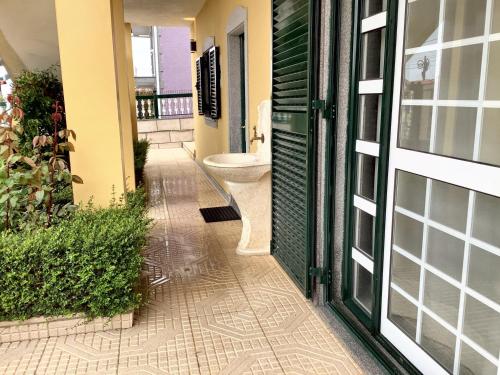 La salle de bains est pourvue de toilettes situées à l'extérieur d'une porte. dans l'établissement 4 bedrooms house with city view enclosed garden and wifi at Corticada, à Cortiçada