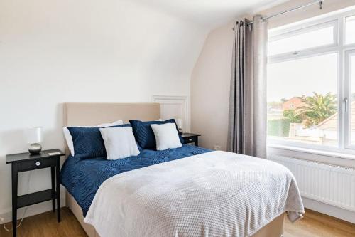 מיטה או מיטות בחדר ב-Home by the Sea in Rustington