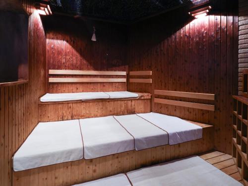 Dormy Inn Gifu Ekimae في غيفو: سريرين في ساونا مع إضاءة