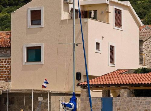 Το κτήριο όπου στεγάζεται  το διαμέρισμα