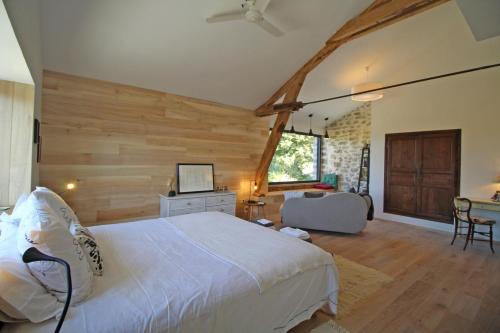 een slaapkamer met een bed en een woonkamer bij Kernad in Bersac-sur-Rivalier