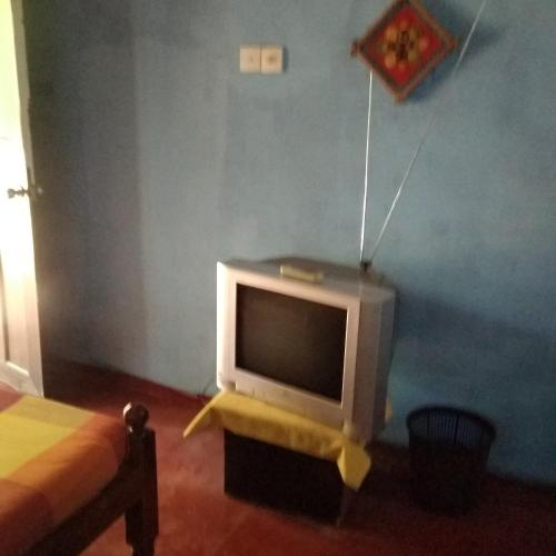 un televisor sentado en una mesa en una habitación en REVESTON HOLIDAYS, en Matale