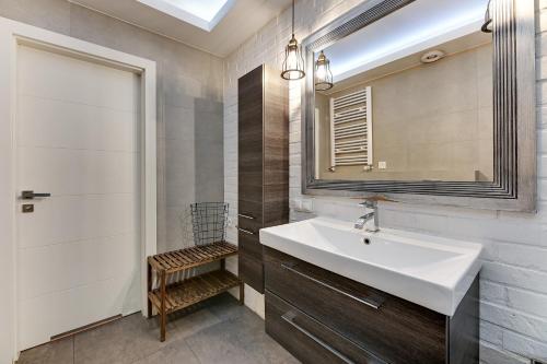 a bathroom with a sink and a mirror at Platinium Kartuska Modern in Gdańsk