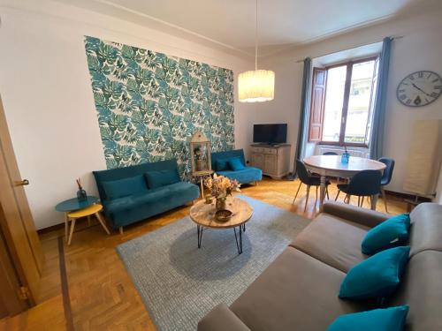a living room with blue couches and a table at "La Piccola Londra "appartamento a Roma vicino a piazza del Popolo in Rome