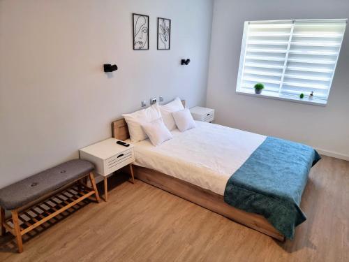 ein kleines Schlafzimmer mit einem Bett und einem Fenster in der Unterkunft Casa Pavel in Porumbacu de Sus