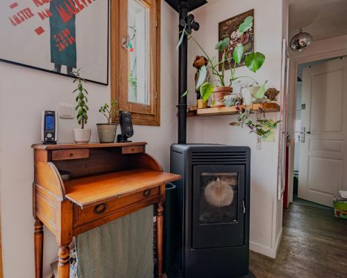 Cette chambre dispose d'un poêle à bois et d'un bureau. dans l'établissement Maison Calme Proche Métro L11, à Montreuil