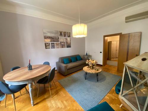 a living room with a table and a couch at "La Piccola Londra "appartamento a Roma vicino a piazza del Popolo in Rome