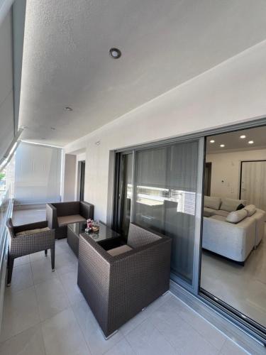 - un salon avec un canapé, un lit et une table dans l'établissement Luxury apartment, à Athènes
