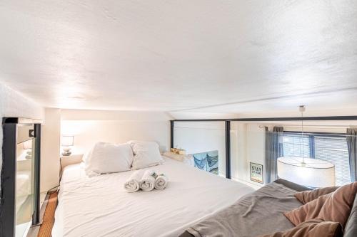 パリにあるGuestReady - Modern Nest near Parc André Citroënのベッドルーム1室(大きな白いベッド1台、タオル2枚付)