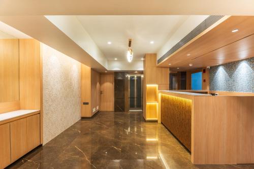 un pasillo con armarios de madera y una cocina en una casa en Hotel Supreme Comforts - International Airport, en Bombay