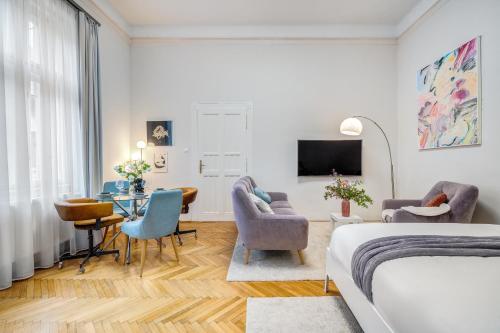 Schlafzimmer mit einem Bett, einem Tisch und Stühlen in der Unterkunft Székely Bertalan Residence in Budapest