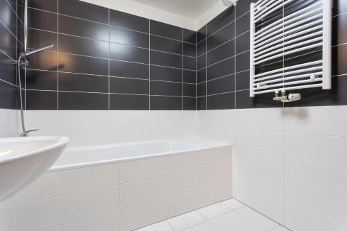 A bathroom at Spacious 96m2 Designer Apartment