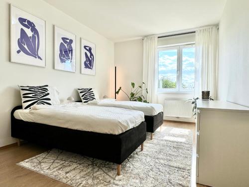A bed or beds in a room at Spacious 96m2 Designer Apartment