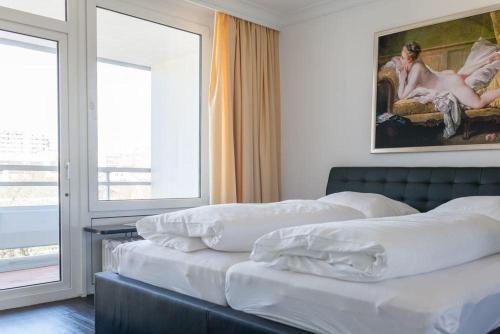 2 Betten in einem Hotelzimmer mit Fenster in der Unterkunft App. "Syltliebe", Wohnung 6, 1 Etage in Westerland