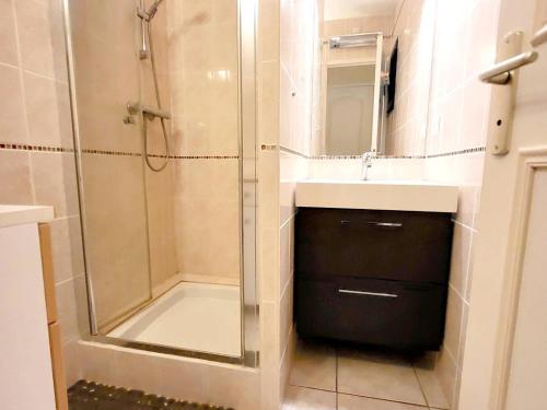 une salle de bain avec douche et lavabo dans l'établissement Appartement T2 avec piscine, tennis et parking - À 400 m des plages et commerces - FR-1-316-16, à Six-Fours-les-Plages