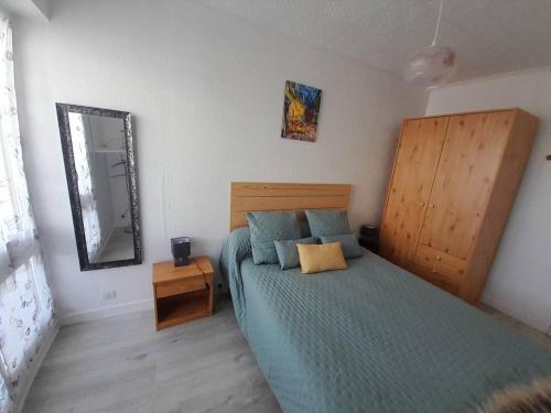 Posteľ alebo postele v izbe v ubytovaní Appartement à 100m de la plage avec parking et petits animaux admis - FR-1-324A-38