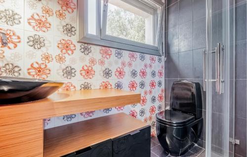 y baño con lavabo y aseo. en 4 Bedroom Beautiful Home In Santa Cristina Daro, en Santa Cristina d'Aro