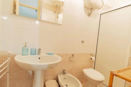 bagno bianco con lavandino e servizi igienici di [400 mt dal Mare] Villetta a Torre dell'Orso