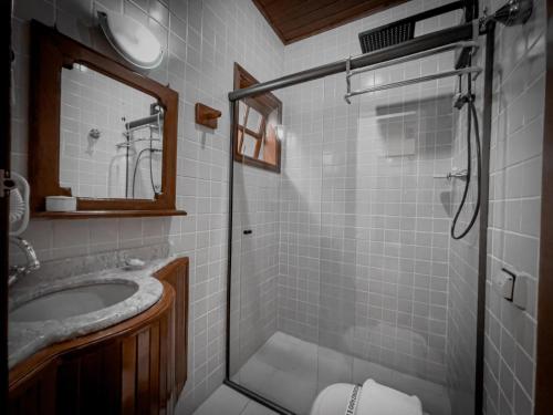a bathroom with a shower and a sink at La Bella Monte Verde in Monte Verde