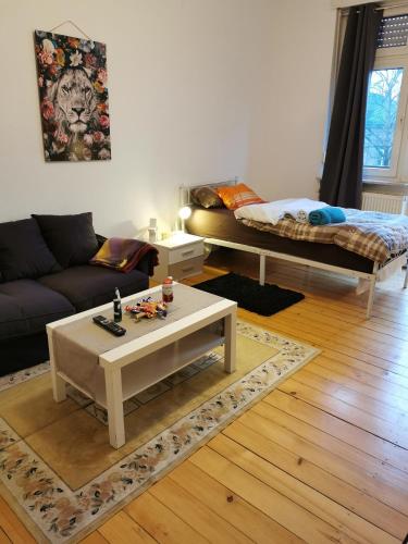 sala de estar con sofá y mesa de centro en Gemütliches Großes Zimmer Uni nah mit Balkon en Karlsruhe